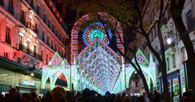 Copertina di Ponte Immacolata 2025, 10 idee di viaggio da prenotare con il Travel Tuesday: dalle luci di Lione alle piste del Monterosa e la magia dei boschi del Friuli