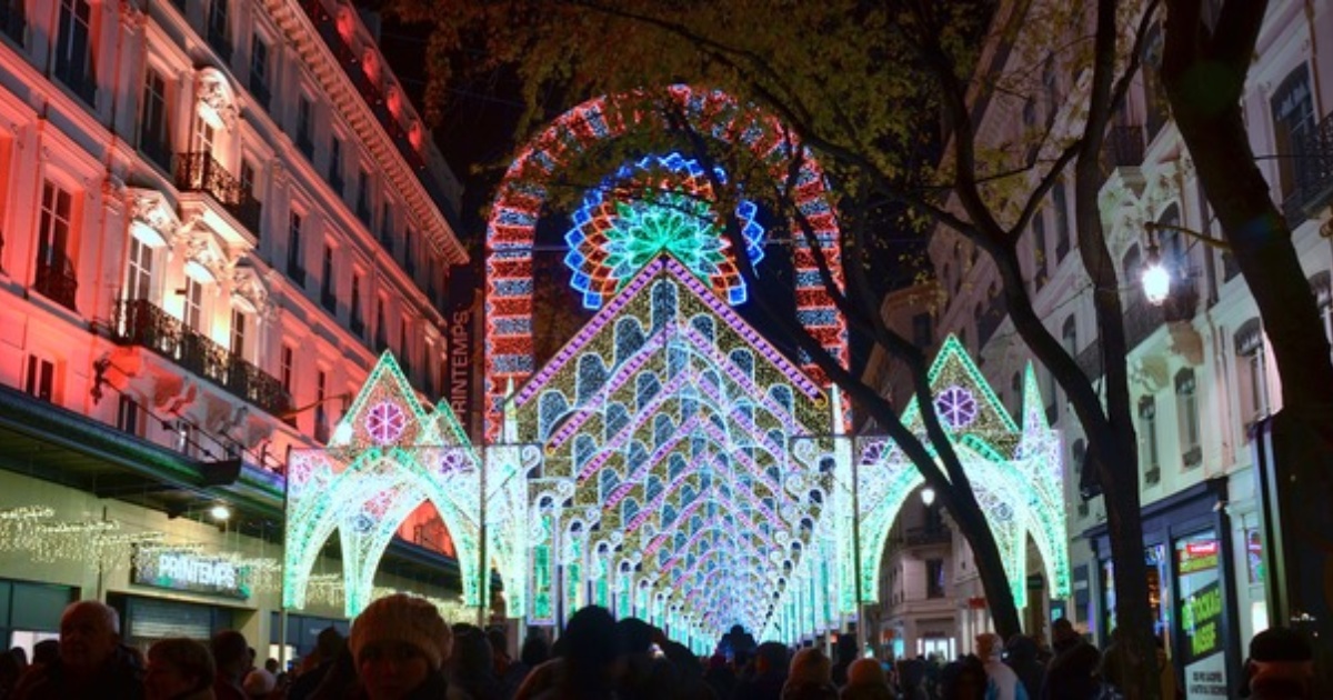 Ponte Immacolata 2025, 10 idee di viaggio da prenotare con il Travel Tuesday: dalle luci di Lione alle piste del Monterosa e la magia dei boschi del Friuli
