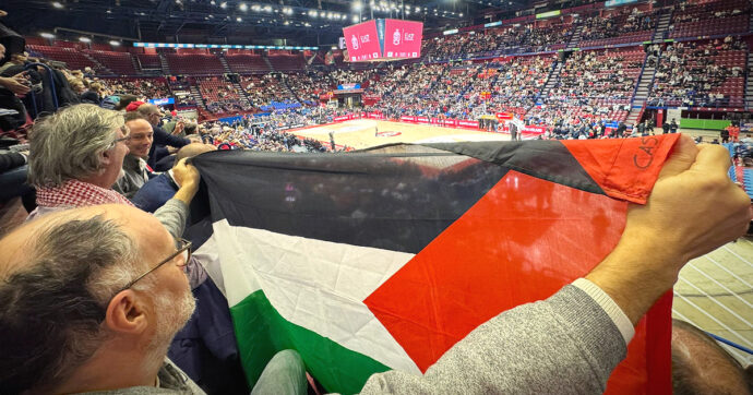 Espone bandiera palestinese per 10 secondi alla partita di basket ad Assago: 200 euro di multa al consigliere regionale