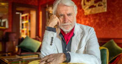 Copertina di “La buona famiglia gioca a Shangai. Invece i padri vanno a padel per essere ancora più giovani dei figli adolescenti”: la riflessione di Paolo Crepet