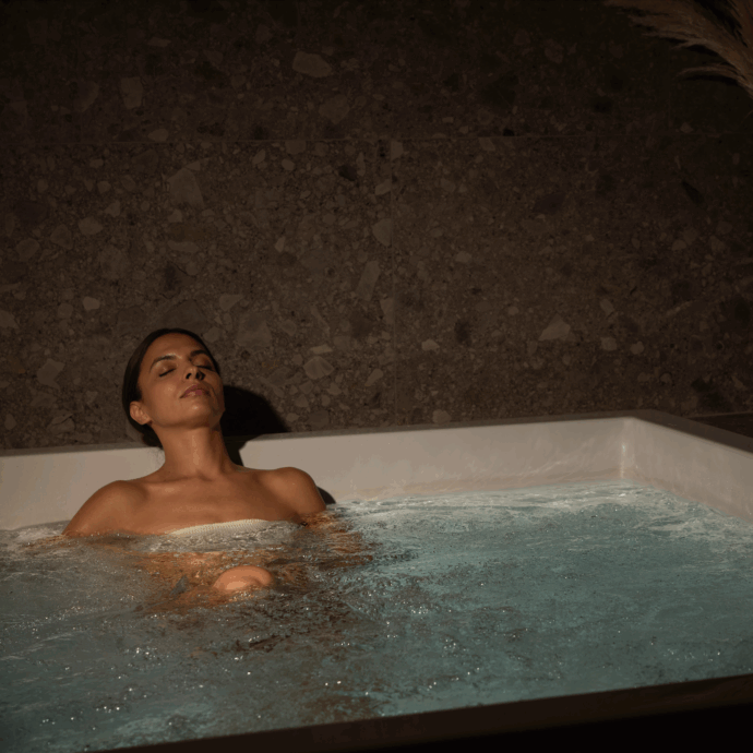 “A –110° il corpo si attiva, lo choc termico rafforza il sistema immunitario e attiva il metabolismo”: tutti i benefici della crioterapia, l’ultima ossessione delle star. Abbiamo provato per voi la “cabina del gelo”, ecco come funziona