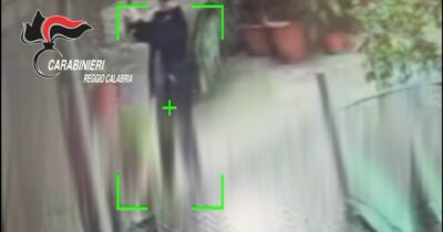 Copertina di Reggio Calabria, si finge carabiniere e si fa consegnare i gioielli da un’anziana: arrestato. Il video