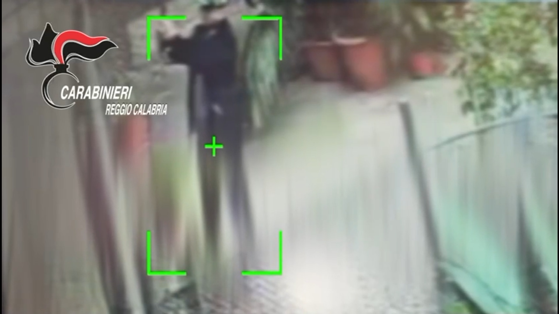 Reggio Calabria, si finge carabiniere e si fa consegnare i gioielli da un’anziana: arrestato. Il video