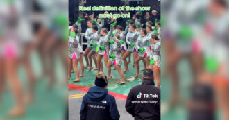 Copertina di “Hanno dovuto ballare su mucchi di ca**a di cavallo”: la performance delle giovani ballerine alla parata di New York per il Giorno del ringraziamento diventa virale