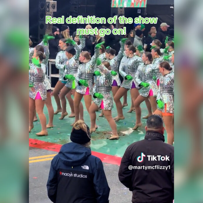 “Hanno dovuto ballare su mucchi di ca**a di cavallo”: la performance delle giovani ballerine alla parata di New York per il Giorno del ringraziamento diventa virale