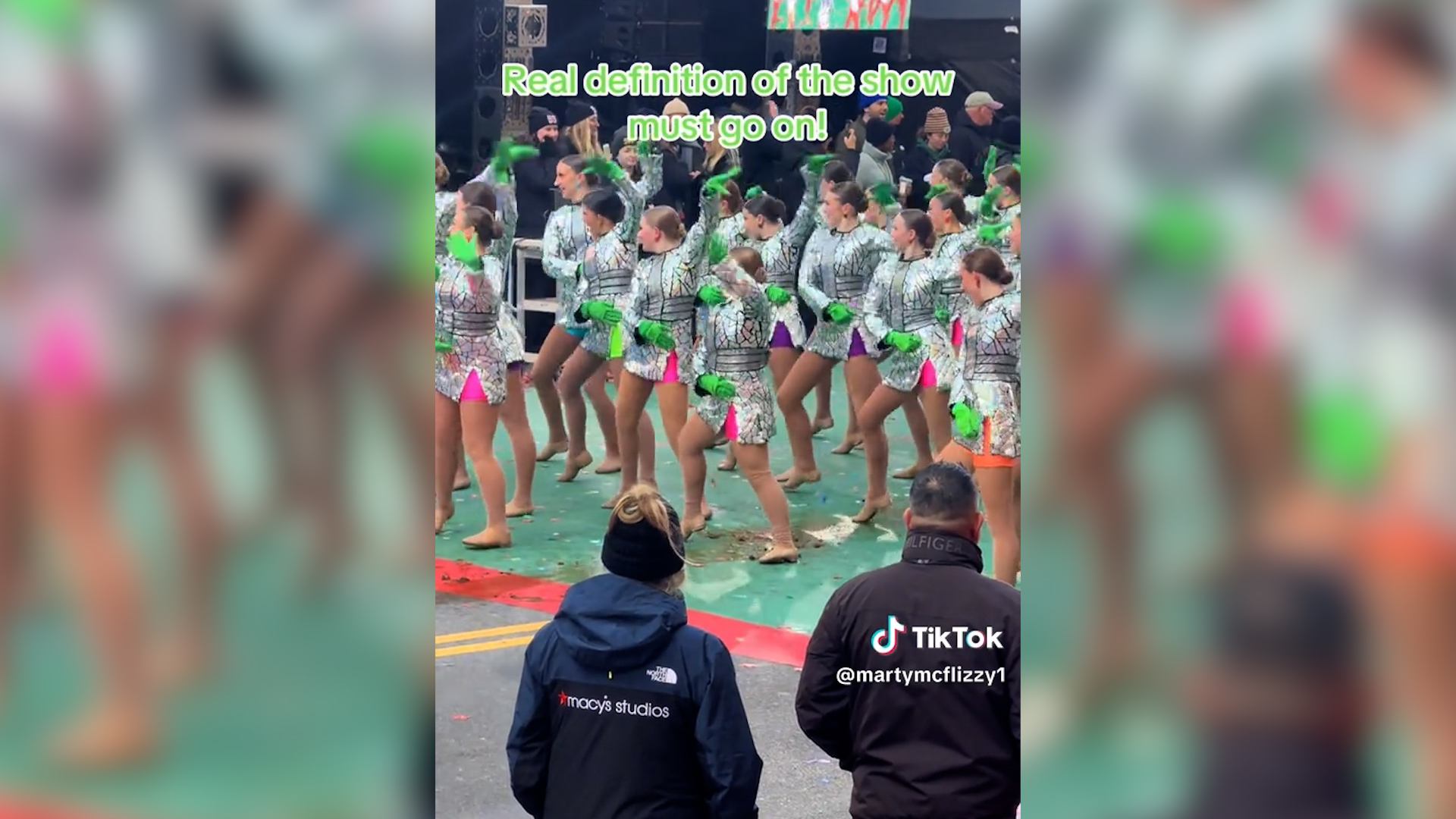 “Hanno dovuto ballare su mucchi di ca**a di cavallo”: la performance delle giovani ballerine alla parata di New York per il Giorno del ringraziamento diventa virale