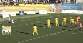 Copertina di Incredibile in Serie D, il pallone entra da un buco della rete ma per l’arbitro è gol: il video diventa virale. Il cavillo nel regolamento