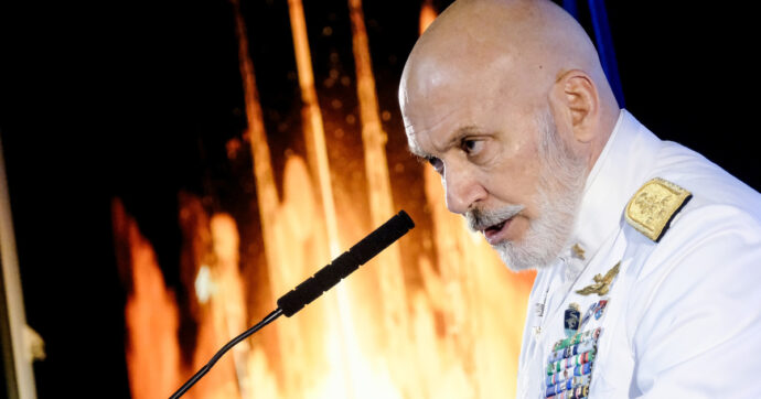 Cavo Dragone (Nato): “Valutiamo di essere più aggressivi con la Russia”. Mosca: “Mina sforzi di pace”