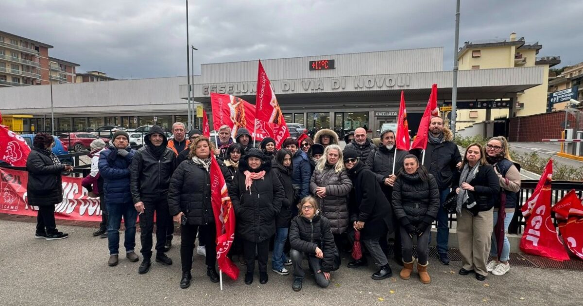 Cassiera aggredita e palpeggiata all’Esselunga a Firenze: protesta Cgil, i lavoratori scioperano fuori dal supermercato Cassiera aggredita e palpeggiata all’Esselunga a Firenze: protesta Cgil, i lavoratori scioperano fuori dal supermercato