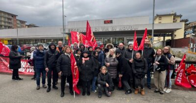 Copertina di Cassiera aggredita e palpeggiata all’Esselunga a Firenze: protesta Cgil, i lavoratori scioperano fuori dal supermercato