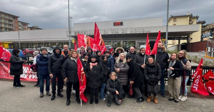 Cassiera aggredita e palpeggiata all’Esselunga a Firenze: protesta Cgil, i lavoratori scioperano fuori dal supermercato