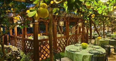 Copertina di Abusi edilizi nel ristorante dei vip “Da Paolino”: revocata la licenza. I proprietari del locale hanno respinto le accuse