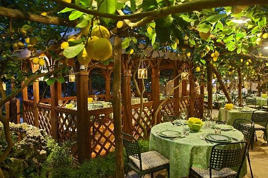 Abusi edilizi nel ristorante dei vip “Da Paolino”: revocata la licenza. I proprietari del locale hanno respinto le accuse