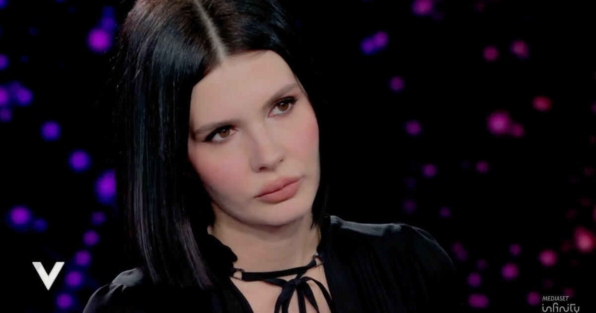 “Papà Vittorio Sgarbi ha provato 2 volte a buttarsi dal terrazzo. Lo hanno chiuso a chiave in camera. Ho denunciato tutti per maltrattamenti”: la figlia Evelina a “Verissimo”