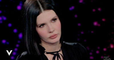 Copertina di “Papà Vittorio Sgarbi ha provato 2 volte a buttarsi dal terrazzo. Lo hanno chiuso a chiave in camera. Ho denunciato tutti per maltrattamenti”: la figlia Evelina a “Verissimo”