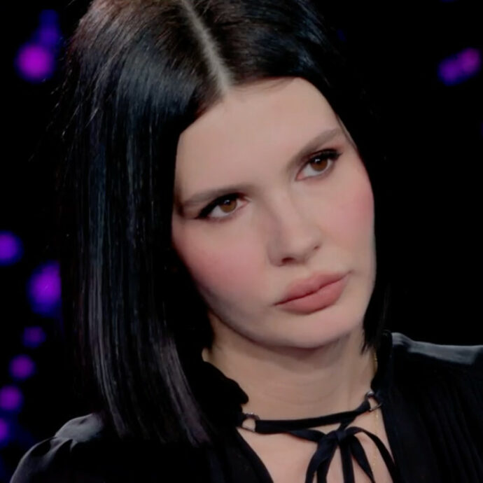 “Papà Vittorio Sgarbi ha provato 2 volte a buttarsi dal terrazzo. Lo hanno chiuso a chiave in camera. Ho denunciato tutti per maltrattamenti”: la figlia Evelina a “Verissimo”