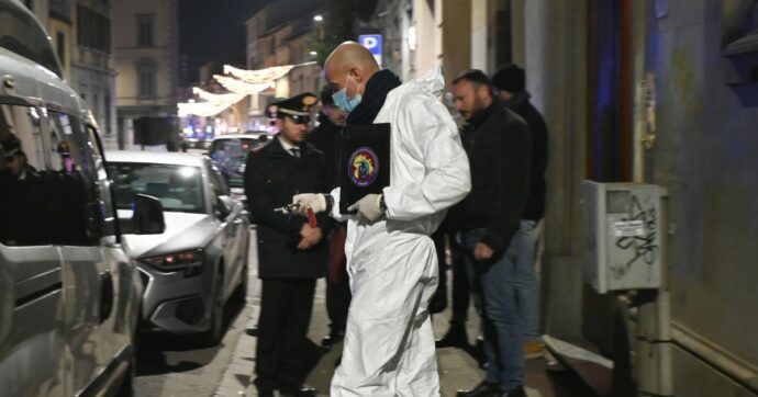 Marito e moglie trovati morti in casa con ferite d’arma da taglio a Firenze