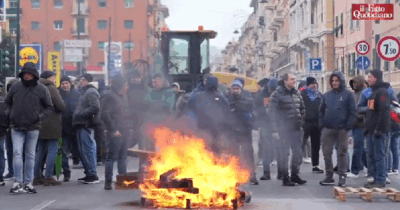 Copertina di Ilva, la rabbia degli operai che hanno tagliato in due Genova con il presidio: “Urso bugiardo patentato”