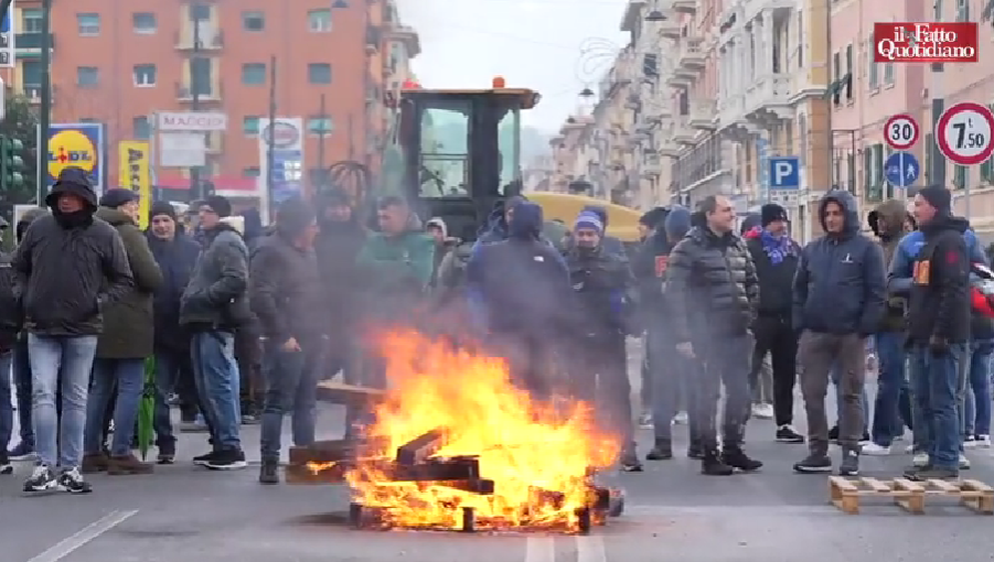 ilva la rabbia degli operai che hanno tagliato in due genova con il presidio urso bugiardo patentato