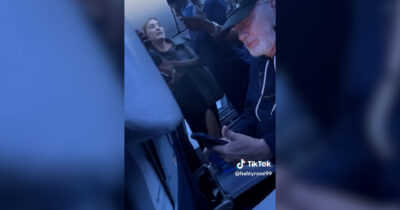 Copertina di Passeggera si infuria con la hostess per il ritardo del volo, il video diventa virale: “È impazzita, siamo dovuti tornare indietro per farla uscire”