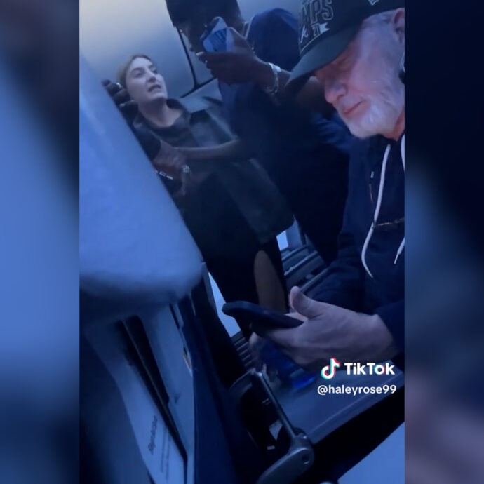 Passeggera si infuria con la hostess per il ritardo del volo, il video diventa virale: “È impazzita, siamo dovuti tornare indietro per farla uscire”