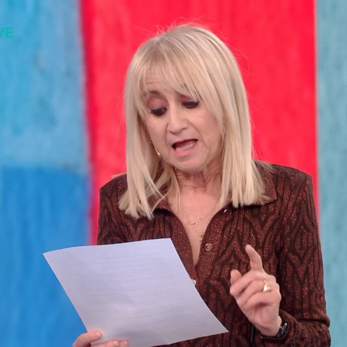 “Il vero scandalo? Che un attacco di panico faccia ancora notizia, come se la vulnerabilità fosse da correggere con Photoshop”: la “letterina” di Littizzetto a Belen Rodriguez