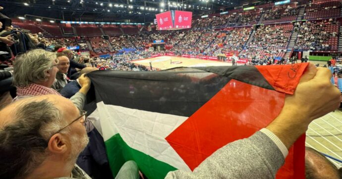 Paladini, il consigliere lombardo multato: “Esporre la bandiera palestinese è considerato un gesto antisemita: abbiamo un problema”