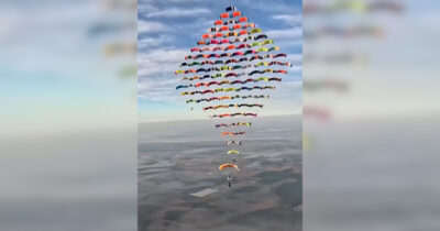 Copertina di Il record di 104 paracadutisti: realizzano in cielo la più grande formazione aerea mai fatta. Il video dell’incredibile esibizione