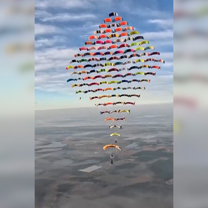 Il record di 104 paracadutisti: realizzano in cielo la più grande formazione aerea mai fatta. Il video dell’incredibile esibizione