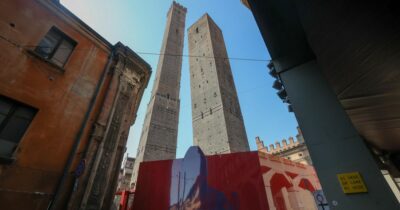 Copertina di La Torre della Garisenda e l’ipotesi dell’esplosione controllata, nel 2023 si pensò all’esperto impiegato per il Ponte Morandi