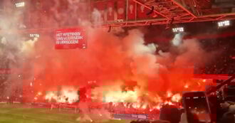 Copertina di Inferno sulle tribune, interrotta la partita dell’Ajax: i tifosi lanciano decine di fuochi d’artificio in campo | Video