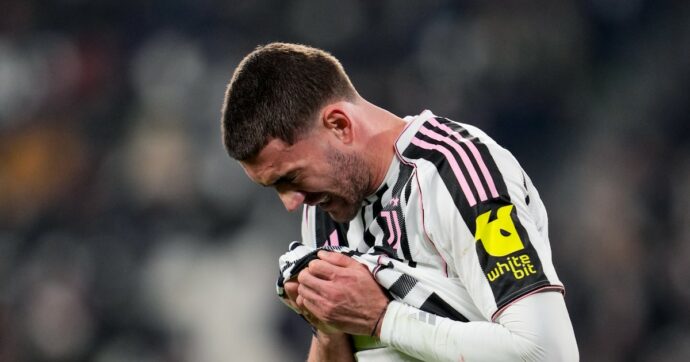 Juventus, lungo stop per Vlahovic: l’infortunio è anche più grave del previsto. I tempi di recupero