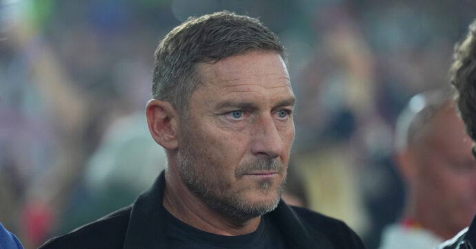 “Lui si accosta e piangeva a dirotto”: il racconto del tifoso che fa l’abbonamento alla Roma ma poi se ne va dallo stadio perché non c’è Totti