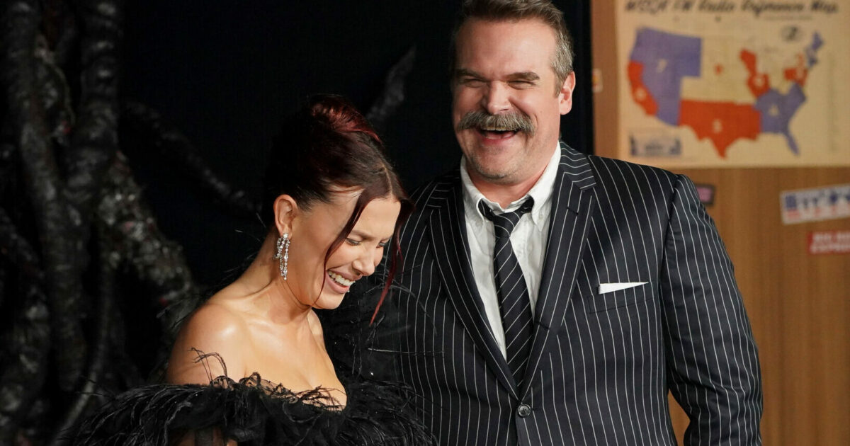Prima la pesante denuncia per molestie poi la pace, Millie Bobby Brown posa sorridente con David Harbour: “Mi sento al sicuro con lui”