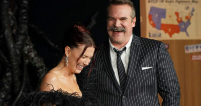 Copertina di Prima la pesante denuncia per molestie poi la pace, Millie Bobby Brown posa sorridente con David Harbour: “Mi sento al sicuro con lui”