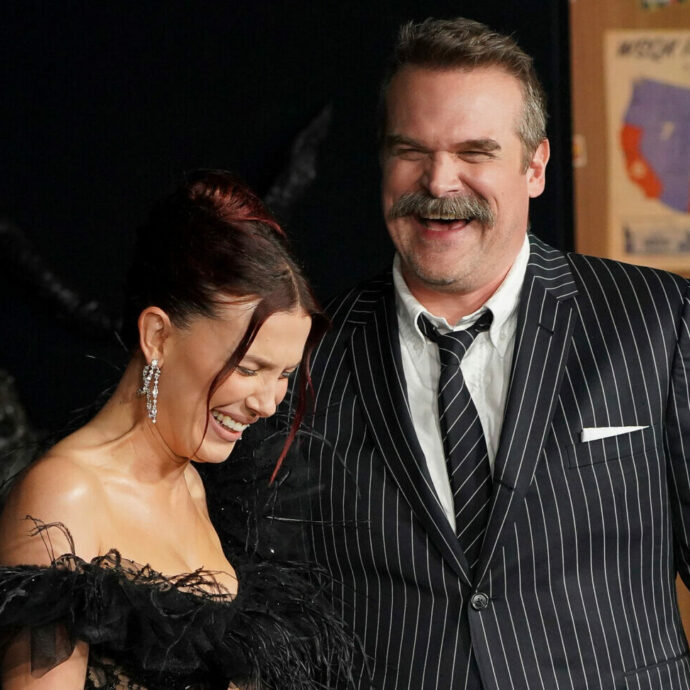 Prima la pesante denuncia per molestie poi la pace, Millie Bobby Brown posa sorridente con David Harbour: “Mi sento al sicuro con lui”