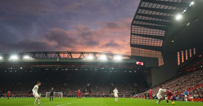 Accusa di stupro, un ex calciatore di Premier arrestato in aeroporto: mistero sul nome, svelati alcuni dettagli