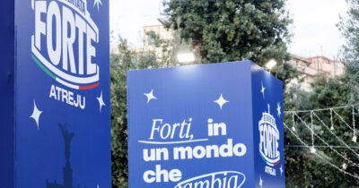 Copertina di Da Abu Mazen a Carlo Conti, Di Pietro, Buffon e il ritorno di Fini: FdI presenta il programma di Atreju 2025