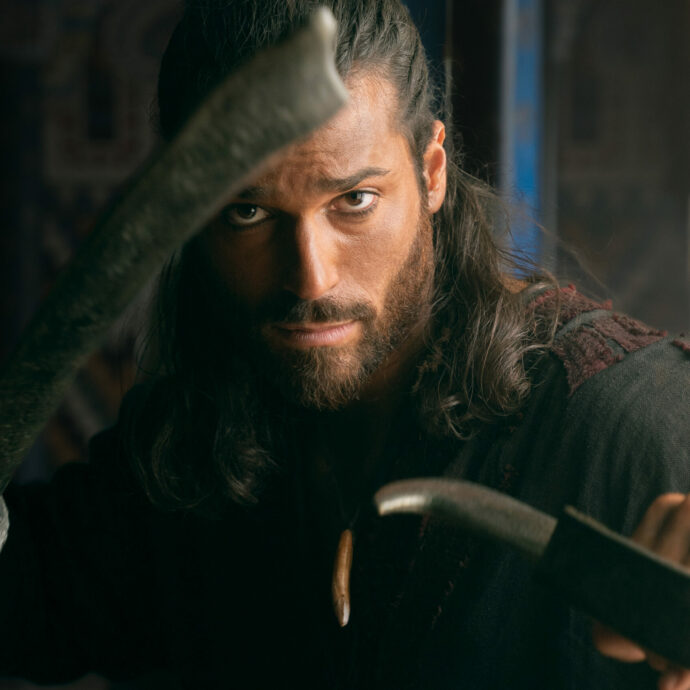 “È difficile che mi propongano ruoli diversi dal figo. La mia fidanzata? Può ritrovarsi sopraffatta dalle attenzioni, dai commenti sui social”: lo rivela Can Yaman