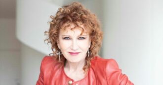 Copertina di “Ho visto Sanremo a casa di De Andrè. I suoi commenti erano taglienti, non si possono ripetere! La polemica su Ruggeri? Inutile”: Fiorella Mannoia in tour con Anime Salve