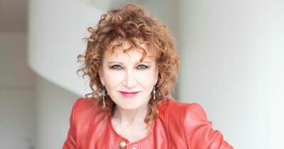 Copertina di “Ho visto Sanremo a casa di De Andrè. I suoi commenti erano taglienti, non si possono ripetere! La polemica su Ruggeri? Inutile”: Fiorella Mannoia in tour con Anime Salve