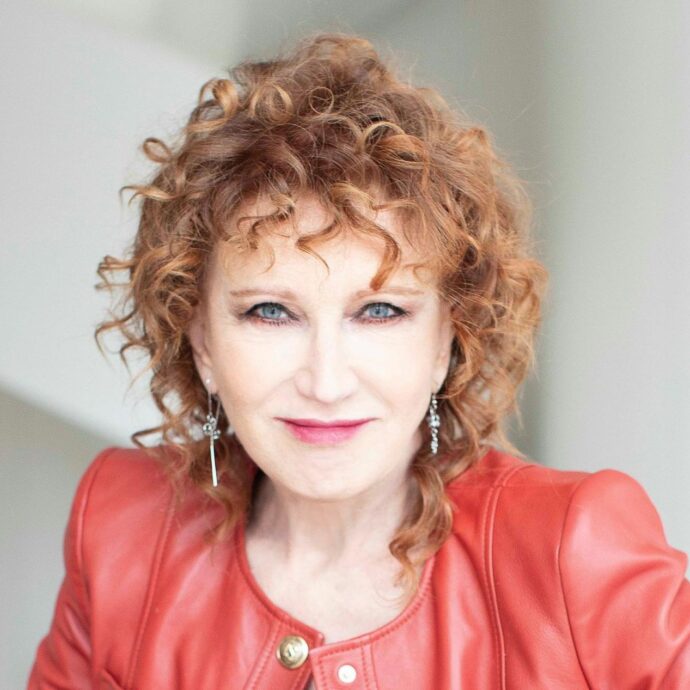 “Ho visto Sanremo a casa di De Andrè. I suoi commenti erano taglienti, non si possono ripetere! La polemica su Ruggeri? Inutile”: Fiorella Mannoia in tour con Anime Salve