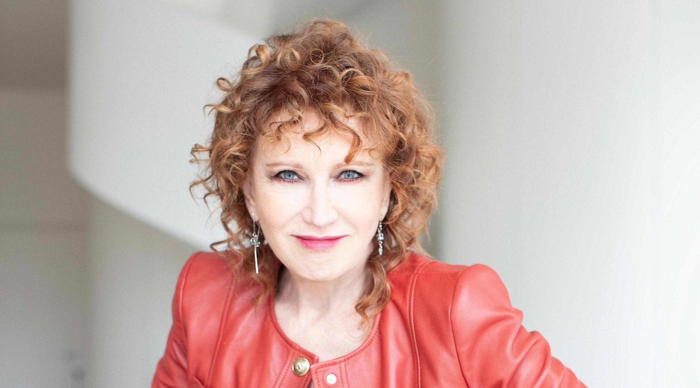 “Ho visto Sanremo a casa di De Andrè. I suoi commenti erano simpatici e taglienti, ma che non si possono ripetere!”: Fiorella Mannoia in tour con Anime Salve