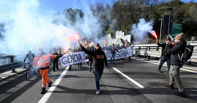 Gli operai Ilva bloccano l’aeroporto di Genova e occupano l’autostrada. A Taranto sciopero a oltranza
