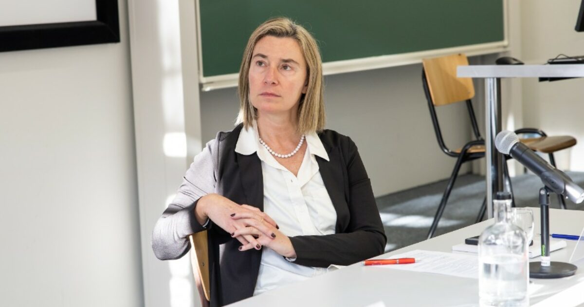 Inchiesta per corruzione in Ue, rilasciati nella notte Federica Mogherini e l’ambasciatore Stefano Sannino