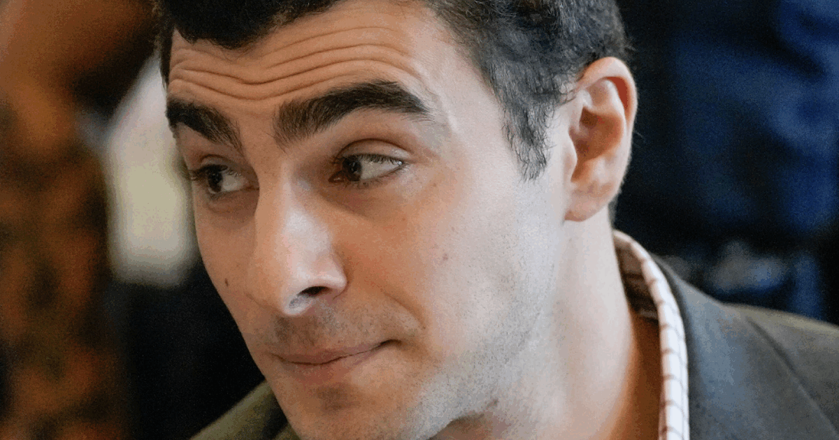 fan adoranti fuori dal tribunale donazioni per 134 milioni di dollari lettere di solidariet224 luigi mangione accolto come una star in aula rischia la pena di morte