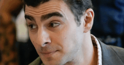 Copertina di Fan adoranti fuori dal tribunale, donazioni per 1.34 milioni di dollari, lettere di solidarietà: Luigi Mangione accolto come una star in aula. Rischia la pena di morte