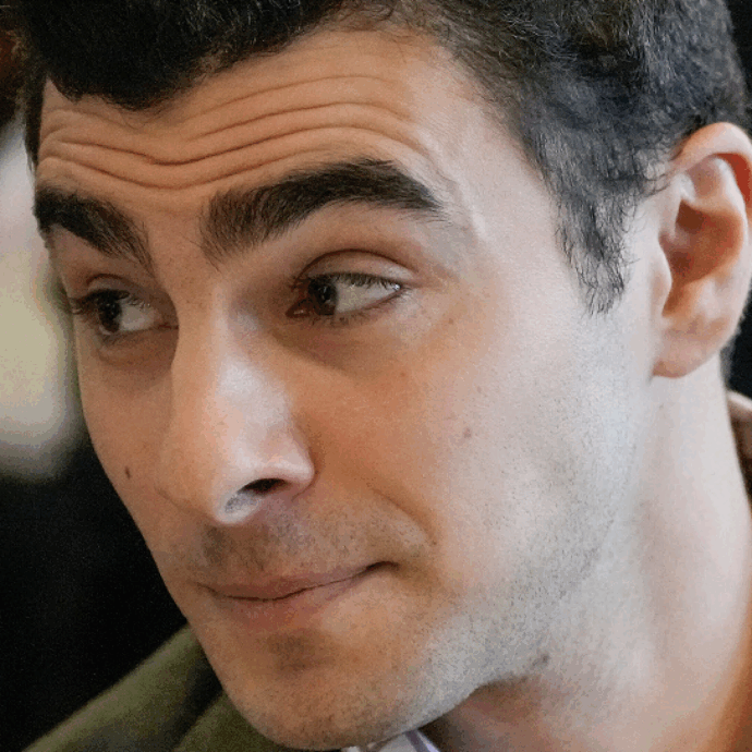 Fan adoranti fuori dal tribunale, donazioni per 1.34 milioni di dollari, lettere di solidarietà: Luigi Mangione accolto come una star in aula. Rischia la pena di morte