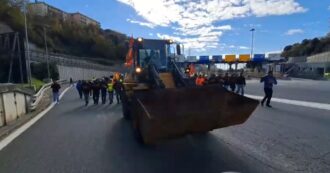 Copertina di Ex Ilva, il video degli operai che bloccano l’autostrada a Genova: in corteo con la pala meccanica