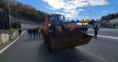 Copertina di Ex Ilva, il video degli operai che bloccano l’autostrada a Genova: in corteo con la pala meccanica